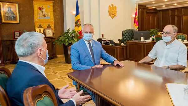 Президент Молдовы Игорь Додон провел рабочую встречу с представителем Армянской общины Молдовы Геннадием Бабаяном и с представителем Конгресса азербайджанцев Молдовы Фейрузом Исаевым (30 июля 2020). Кишинев - Sputnik Արմենիա