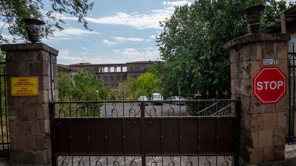 Комплекс зданий и территории (бывший госпиталь 7-й гвардейской армии) по адресу улица Орбели 23 (30 июля 2020). Еревaн - Sputnik Армения