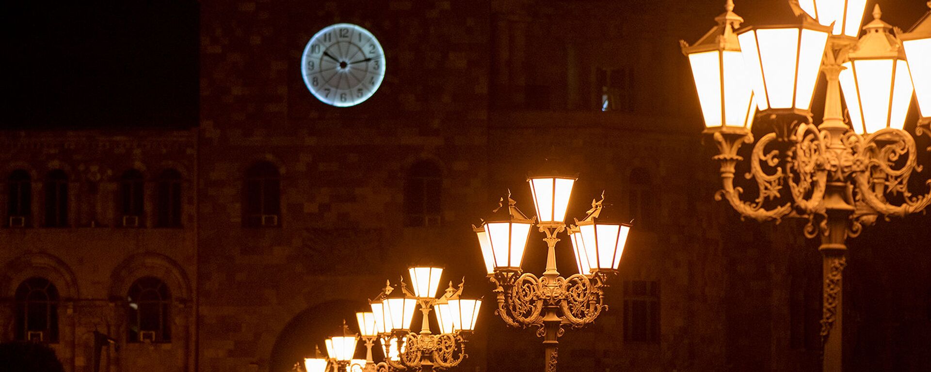Фонари уличного освещения перед Домом правительства Армении на площади Республики - Sputnik Армения, 1920, 20.12.2021