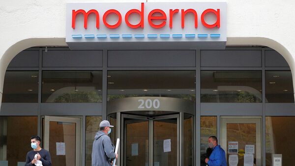 Логотип Moderna Therapeutics над штаб-квартирой, которая разрабатывает вакцину против коронавирусной болезни (18 мая 2020). Кембридж - Sputnik Армения