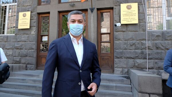 Председатель партии Отечество Артур Ванецян у здания СНБ Армении (31 июля 2020). Еревaн - Sputnik Արմենիա
