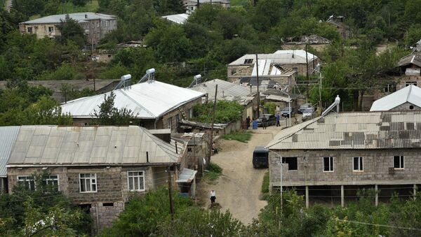 Губернатор Айк Чобанян обошел село Айгепар и ознакомился с рабочим процессом восстановления после обстрелов (1 августа 2020). Тавуш - Sputnik Արմենիա