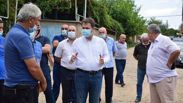 Губернатор Айк Чобанян обошел село Айгепар и ознакомился с рабочим процессом восстановления после обстрелов (1 августа 2020). Тавуш - Sputnik Արմենիա