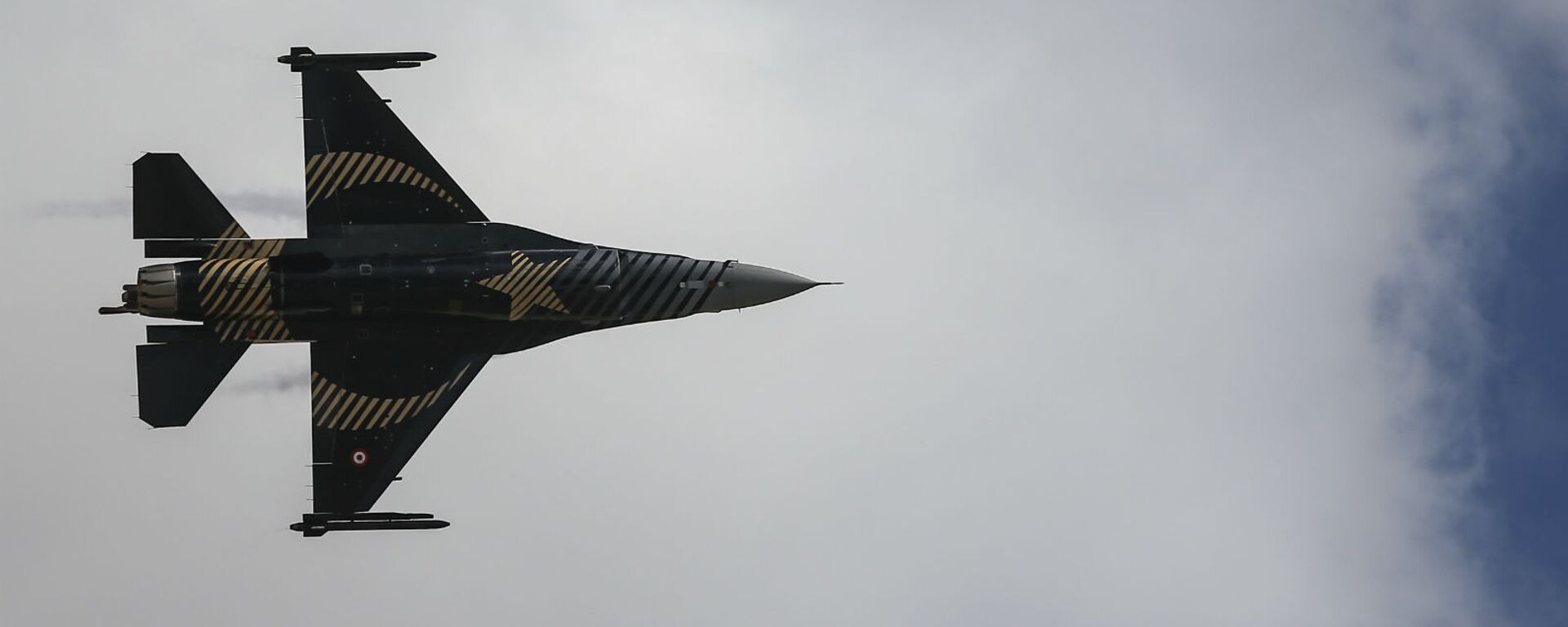 Истребитель F-16, входящий в пилотажную группу ВВС Турции, пролетает над аэропортом Стамбула - Sputnik Армения, 1920, 07.10.2021