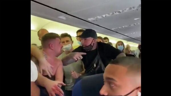 Пассажиры самолета, выполнявшего рейс на Ибицу, подрались из-за отказа одного из туристов надеть защитную маску. - Sputnik Армения