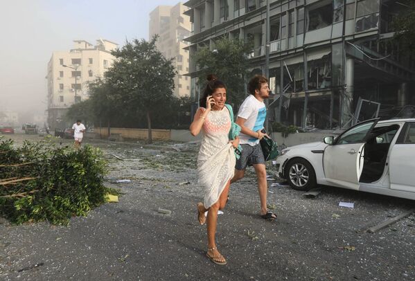 Люди бегут за укрытием после взрыва в Бейруте (4 августа 2020). Ливан - Sputnik Արմենիա