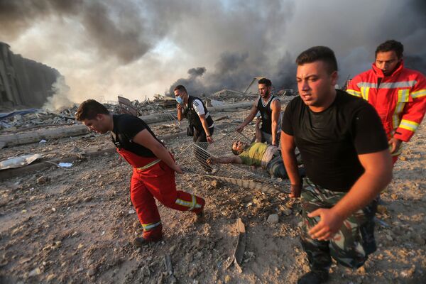 Пожарные выносят пострадавшего с места взрыва в Бейруте  - Sputnik Արմենիա
