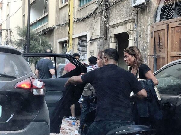 Люди, пострадавшие от осколков витрин, выбитых в результате взрыва в районе порта в Бейруте - Sputnik Արմենիա