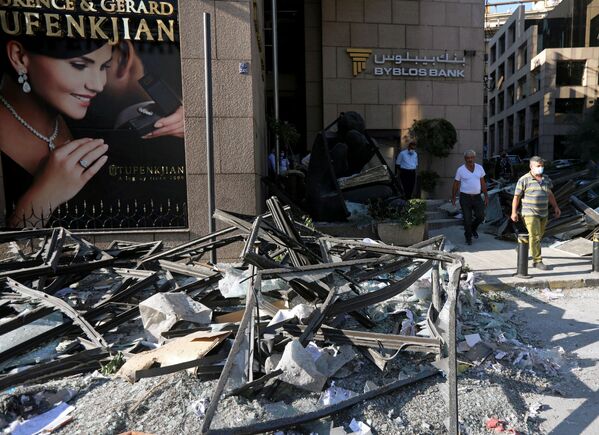 Разрушенное здание с армянским баннером после взрыва в Бейруте (5 августа 2020). - Sputnik Армения