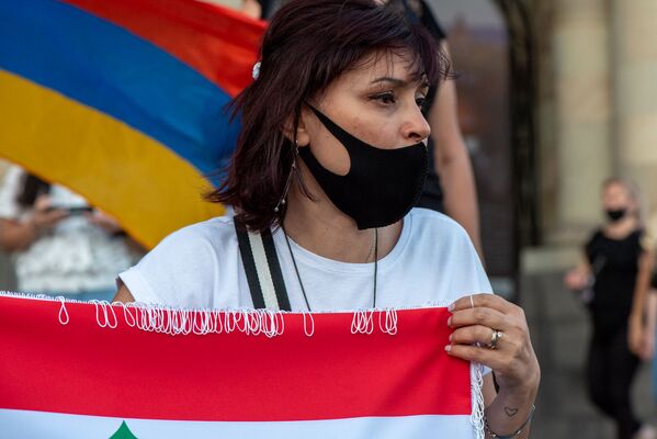 Акция ливанских армян в память о жертвах взрыва в Бейруте (5 августа 2020). Еревaн Акция ливанских армян в память о жертвах взрыва в Бейруте (5 августа 2020). Еревaн - Sputnik Армения