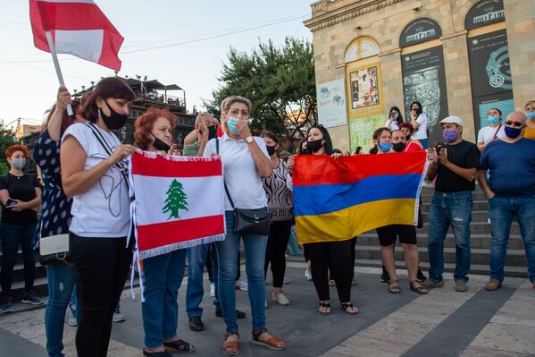 Акция ливанских армян в память о жертвах взрыва в Бейруте (5 августа 2020). Еревaн Акция ливанских армян в память о жертвах взрыва в Бейруте (5 августа 2020). Еревaн - Sputnik Армения