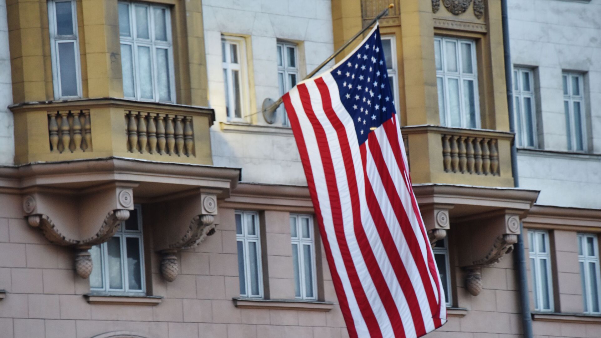 Флаг США на здании посольства в Москве. - Sputnik Армения, 1920, 19.09.2022