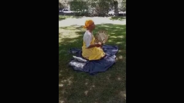 Буддист из Японии Кенсин Гера в Саду влюбленных в Ереване - Sputnik Արմենիա