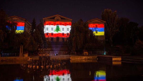 Здание Парламента Армении, подсвеченное в цвета армянского и ливанского флагов (6 августа 2020). Еревaн - Sputnik Армения