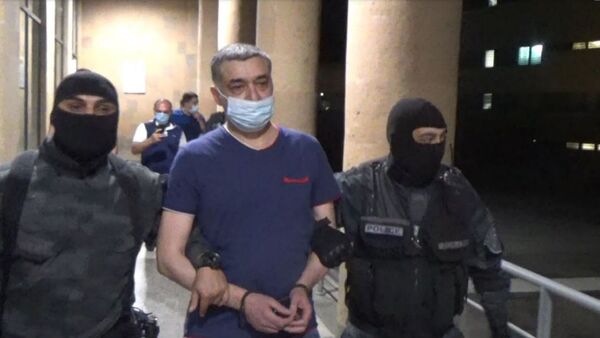 Օգոստոսի 6-ին ոստիկանության ծառայողների ուղեկցությամբ հետախուզվող Լևոն Սարգսյանը տեղափոխվեց Հայաստան - Sputnik Արմենիա