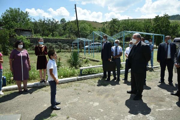 Այստեղ մարդիկ ավելի խորն են, քան մեզնից շատերը. նախագահն այցելել է սահմանամերձ Չինարի Այստեղ մարդիկ ավելի խորն են, քան մեզնից շատերը. նախագահն այցելել է սահմանամերձ Չինարի - Sputnik Արմենիա