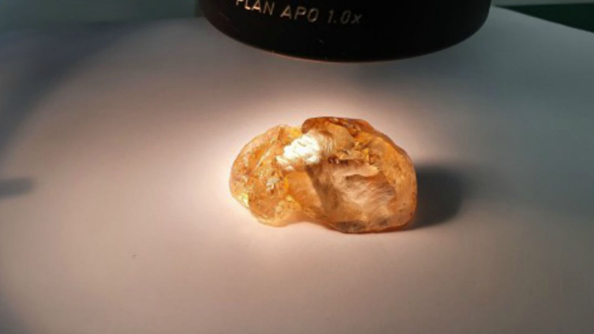 Крупнейший цветной алмаз добыт в Якутии - Sputnik Армения, 1920, 21.08.2023