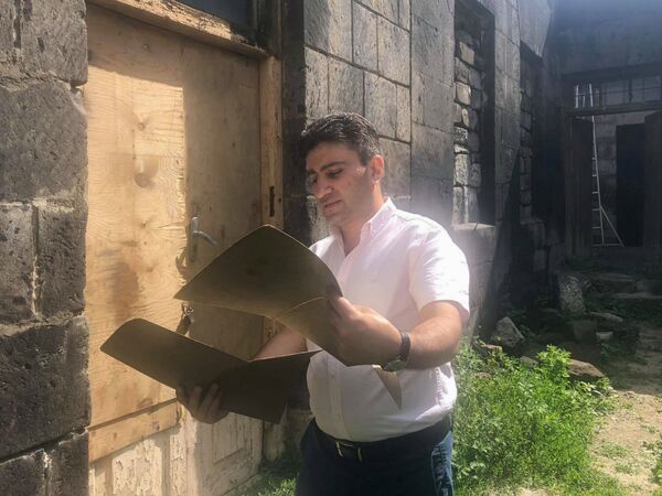 Монетка-оберег и мешок пшеницы: история старого дома в Гюмри потрясла нового хозяина Монетка-оберег и мешок пшеницы: история старого дома в Гюмри потрясла нового хозяина - Sputnik Армения