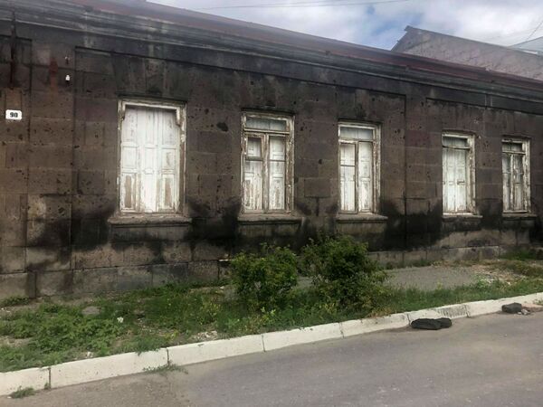 Монетка-оберег и мешок пшеницы: история старого дома в Гюмри потрясла нового хозяина Монетка-оберег и мешок пшеницы: история старого дома в Гюмри потрясла нового хозяина - Sputnik Армения