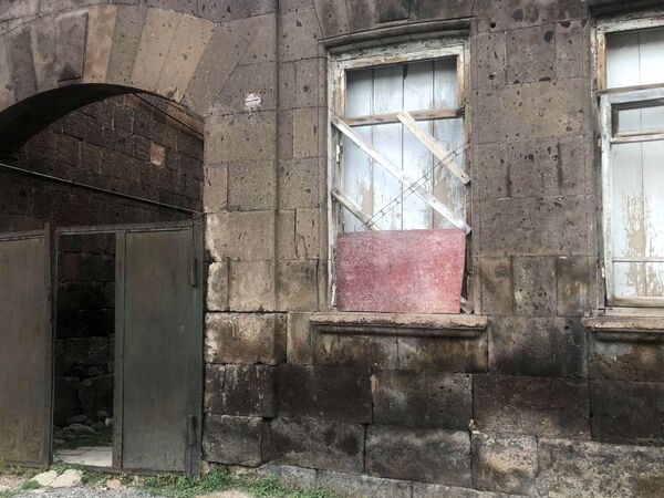Монетка-оберег и мешок пшеницы: история старого дома в Гюмри потрясла нового хозяина Монетка-оберег и мешок пшеницы: история старого дома в Гюмри потрясла нового хозяина - Sputnik Армения