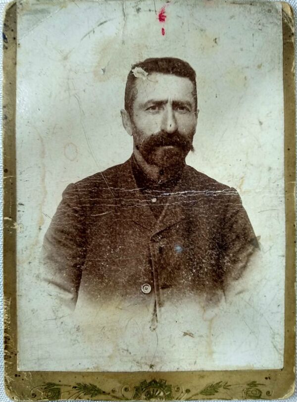 Монетка-оберег и мешок пшеницы: история старого дома в Гюмри потрясла нового хозяина Монетка-оберег и мешок пшеницы: история старого дома в Гюмри потрясла нового хозяина - Sputnik Армения