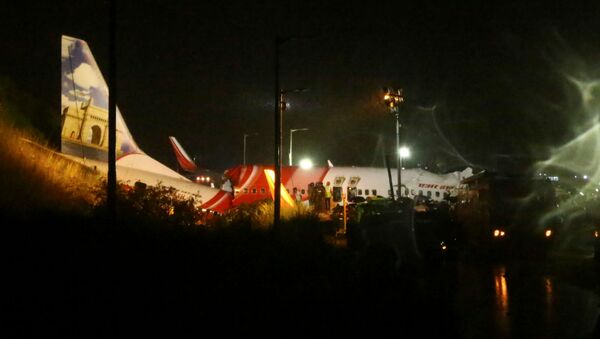 Спасатели ищут выживших после того, как пассажирский самолет разбился, пролетев над взлетно-посадочной полосой международного аэропорта Каликут (7 августа 2020). Карипур - Sputnik Армения