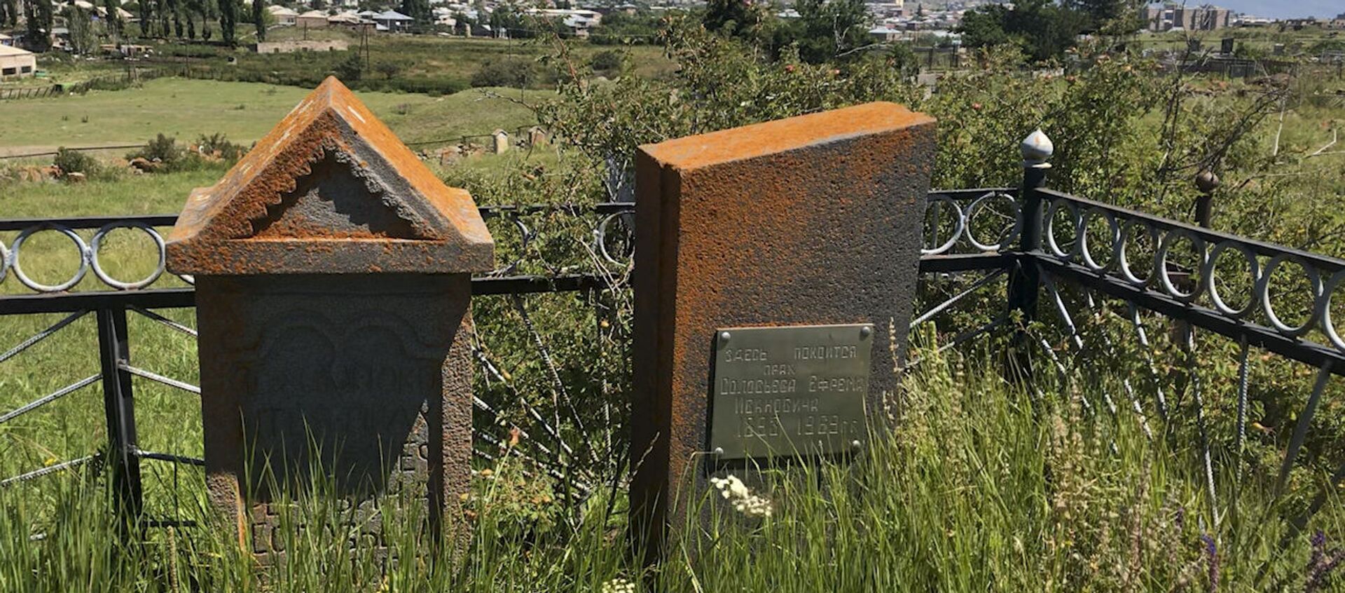 Ворота с иудейской символикой на кладбище Севана - Sputnik Армения, 1920, 19.02.2021
