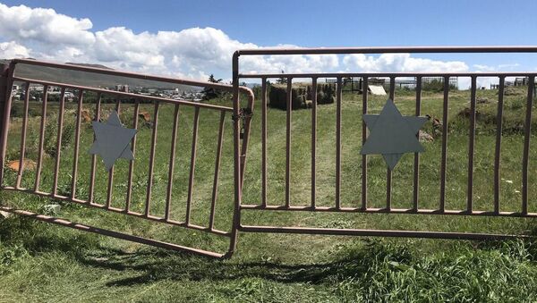 Ворота с иудейской символикой на кладбище Севана - Sputnik Արմենիա