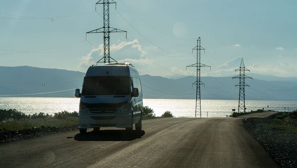 Микроавтобус на трассе M14 - Sputnik Армения