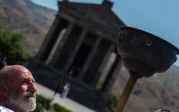 Aрмянские язычники Арорди празднуют праздник Навасард около храма Гарни (11 августа 2020).  - Sputnik Армения