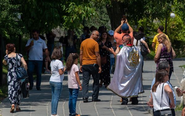 Aрмянские язычники Арорди празднуют праздник Навасард около храма Гарни (11 августа 2020). - Sputnik Армения