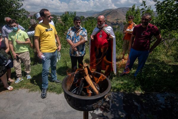 Слава Ара, слава праотцу Айку: как армянские язычники отметили праздник Навасард в Гарни Слава Ара, слава праотцу Айку: как армянские язычники отметили праздник Навасард в Гарни - Sputnik Армения