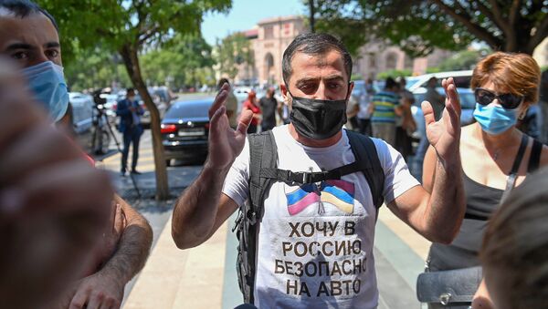 Участник акции протеста перед Домом правительства (12 августа 2020). Еревaн - Sputnik Армения