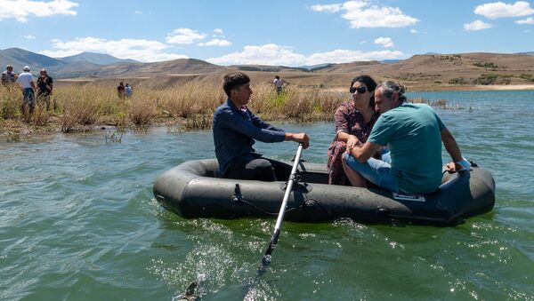 Житель села Толорс, Сюник, Сейран Акобджанян на надувной лодке с туристами - Sputnik Արմենիա