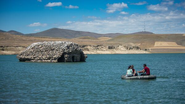Туристы плывут на лодке у церкви Сурб Рипсиме в водоеме у села Толорс, Сюник - Sputnik Армения