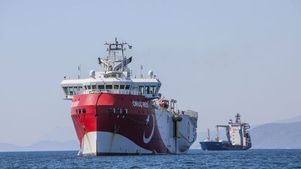 Турецкое судно Oruc Reis у побережья Анталии в Средиземном море (24 июля 2020).  - Sputnik Արմենիա