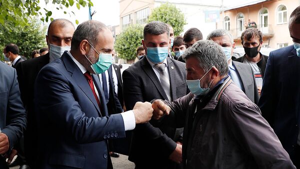Премьер-министр Никол Пашинян приветствует прохожих во время ознакомления с ходом дорожно-строительных работ в Севане (14 августа 2020). Севан - Sputnik Армения
