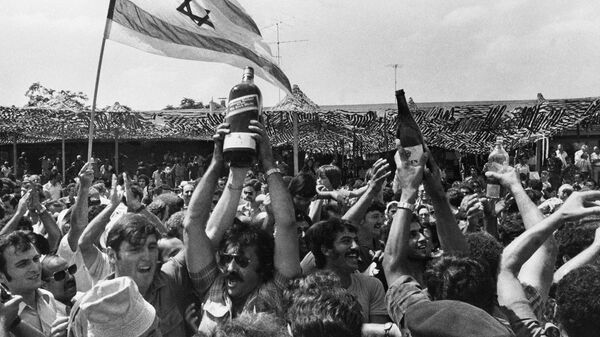 Родственники и доброжелатели угнанных пассажиров Air France в ожидании их возвращения в аэропорту Бен-Гурион близ Тель-Авива (4 июля 1976). Израиль - Sputnik Արմենիա