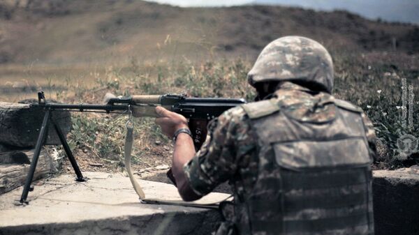 Армянские военнослужащие во время практических занятий по стрельбе - Sputnik Армения