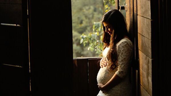 Беременная девушка у окна - Sputnik Армения