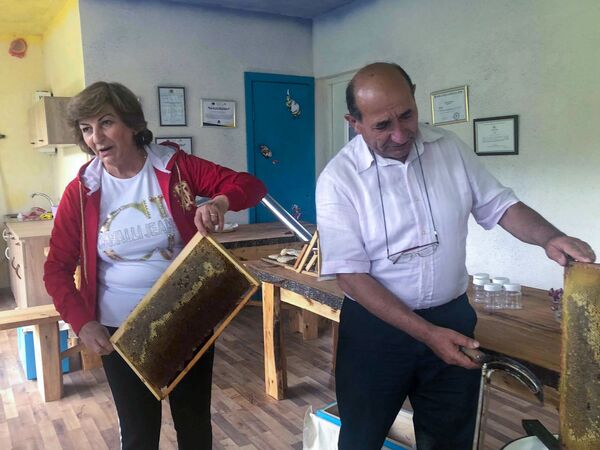 «Մեղր ուտողին ի՞նչ կորոնա, ի՞նչ բան». Մարտունիում մեղրաքամի փառատոն է անցկացվել «Մեղր ուտողին ի՞նչ կորոնա, ի՞նչ բան». Մարտունիում մեղրաքամի փառատոն է անցկացվել - Sputnik Արմենիա