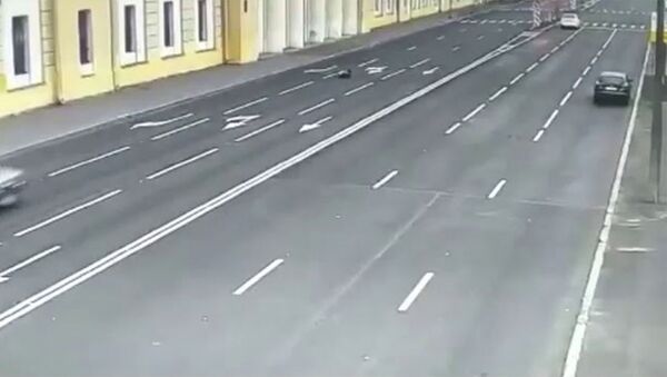 Водитель иномарки протащил по дороге инспектора ГИБДД - Sputnik Армения
