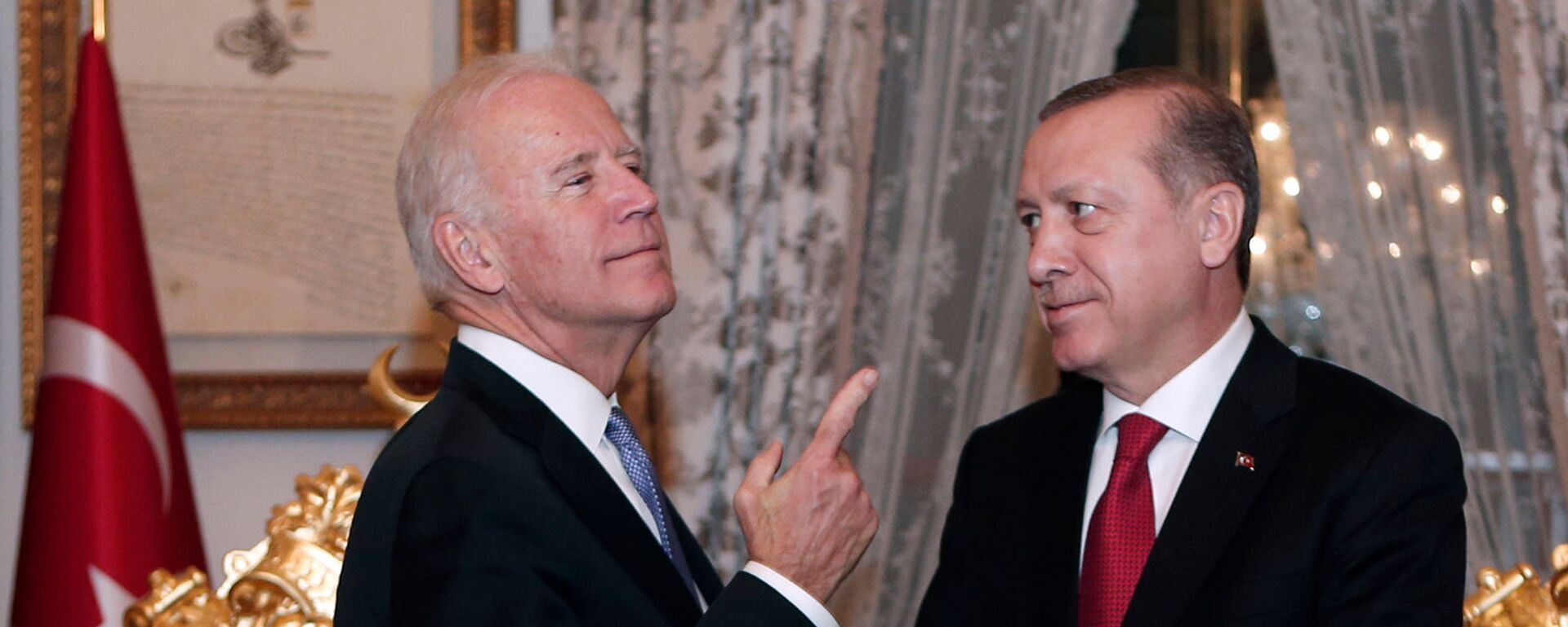 Беседа вице-президента США Джо Байдена с президентом Турции Реджепом Тайипом Эрдоганом после их встречи во Дворце Йылдыз Мабейн (23 января 2016). Стамбул - Sputnik Армения, 1920, 10.06.2021