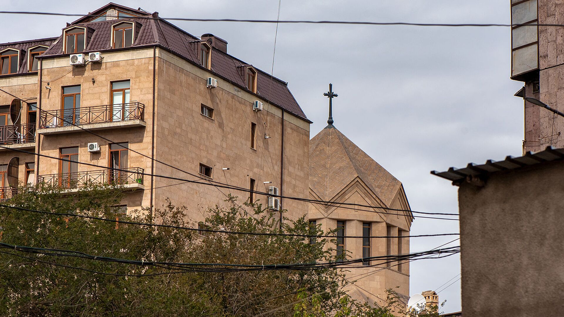 Вид на купол церкви Святого Григория Просветителя с соседнего двора - Sputnik Армения, 1920, 29.11.2021