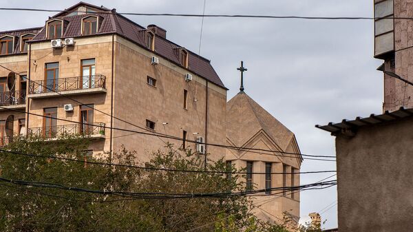 Вид на купол церкви Святого Григория Просветителя с соседнего двора - Sputnik Армения
