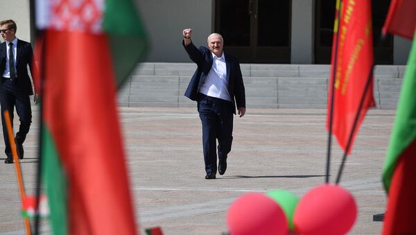 Президент Белоруссии Александр Лукашенко выступает на митинге, организованном в его поддержку на площади Независимости (16 августа 2020). Минск - Sputnik Արմենիա