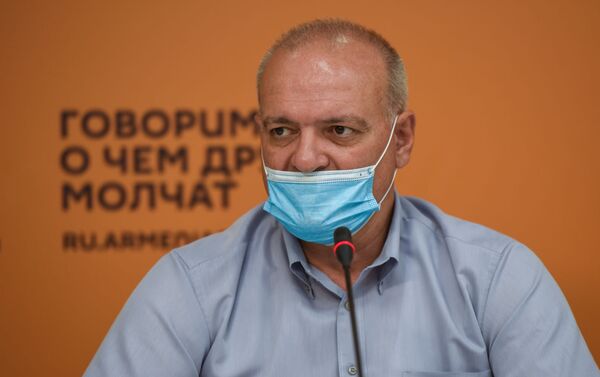 Пресс-конференция политолога Вигена Акопяна в мультимедийном пресс-центре Sputnik Армения (20 августа 2020). Еревaн - Sputnik Армения