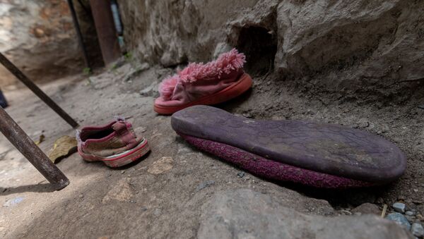 Разбросанная обувь во дворе дома Акопджанянов в деревне Хаштарак (21 августа 2020). Тавуш - Sputnik Արմենիա