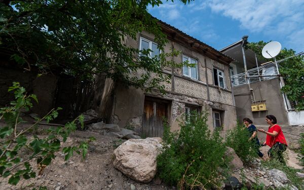 Фасад дома Акопджанянов в деревне Хаштарак (21 августа 2020). Тавуш - Sputnik Армения