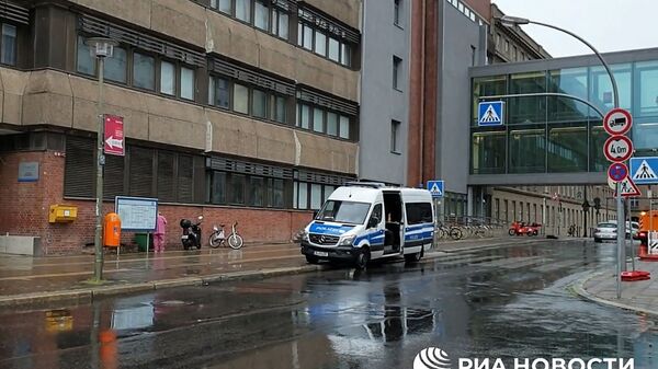 Автомобиль скорой помощи у клиники Charite в Берлине, куда должны доставить политика Алексея Навального - Sputnik Армения
